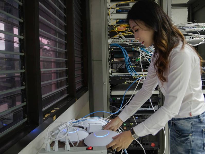 Technicians settings of the internet wireless system in the datacenter.
